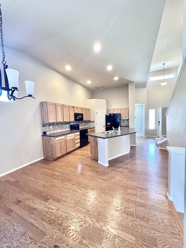 Building Photo - 933 Ponderosa Dr