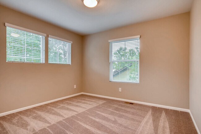 Foto del edificio - Spacious 5 BED Home for Lease