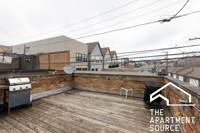 Foto del edificio - 2449 N Ashland Ave