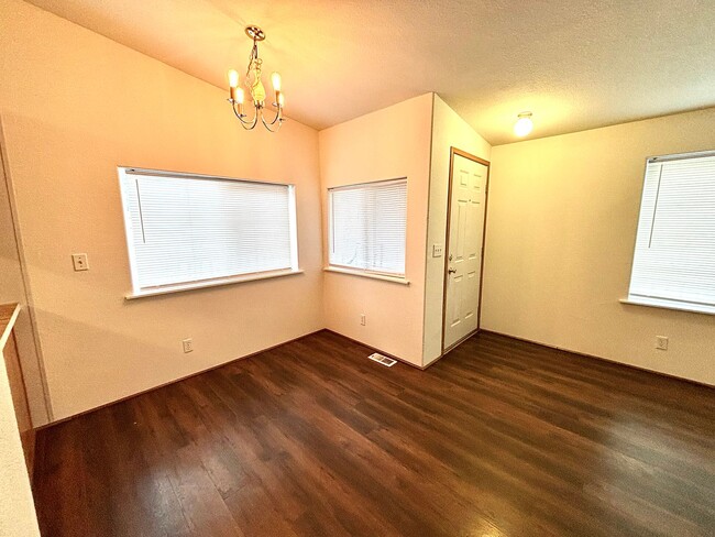 Building Photo - Cute 2BED 2BATH home on 3 Acres of land!