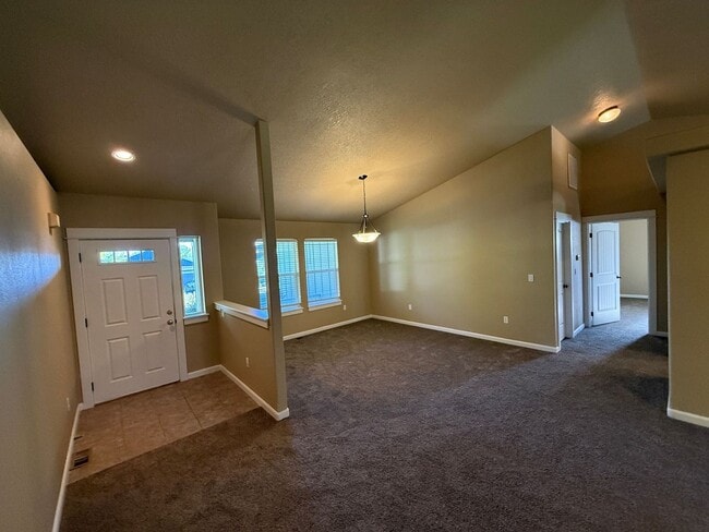 Building Photo - 3 Bedroom / 2 Bath Home in Madras