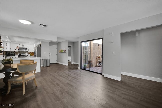 Building Photo - 3959 Salisbury Pl