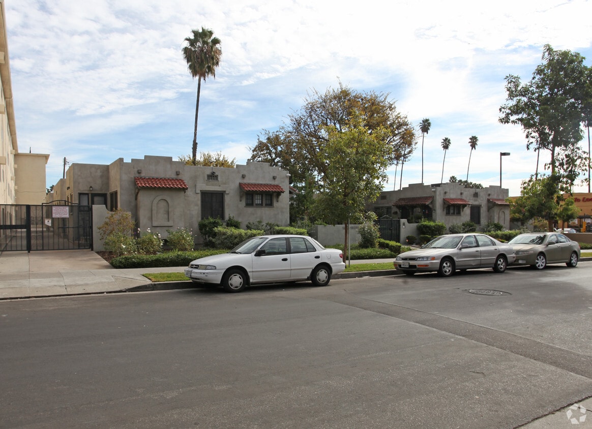 Primary Photo - 1516-1524 N Serrano Ave