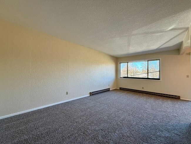 Foto del edificio - Vintage Upstairs 2 Bedroom With Patio In Hollywood District ~ Near It All! Off Street Parking~ Pe...