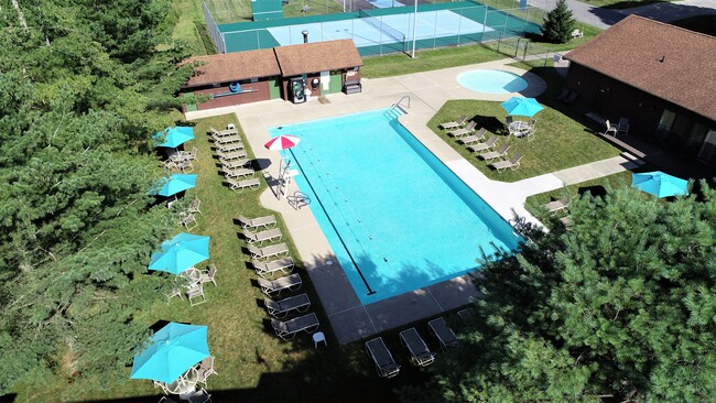 Piscina de temporada y piscina para nadar - Pikeview Manor Apartments