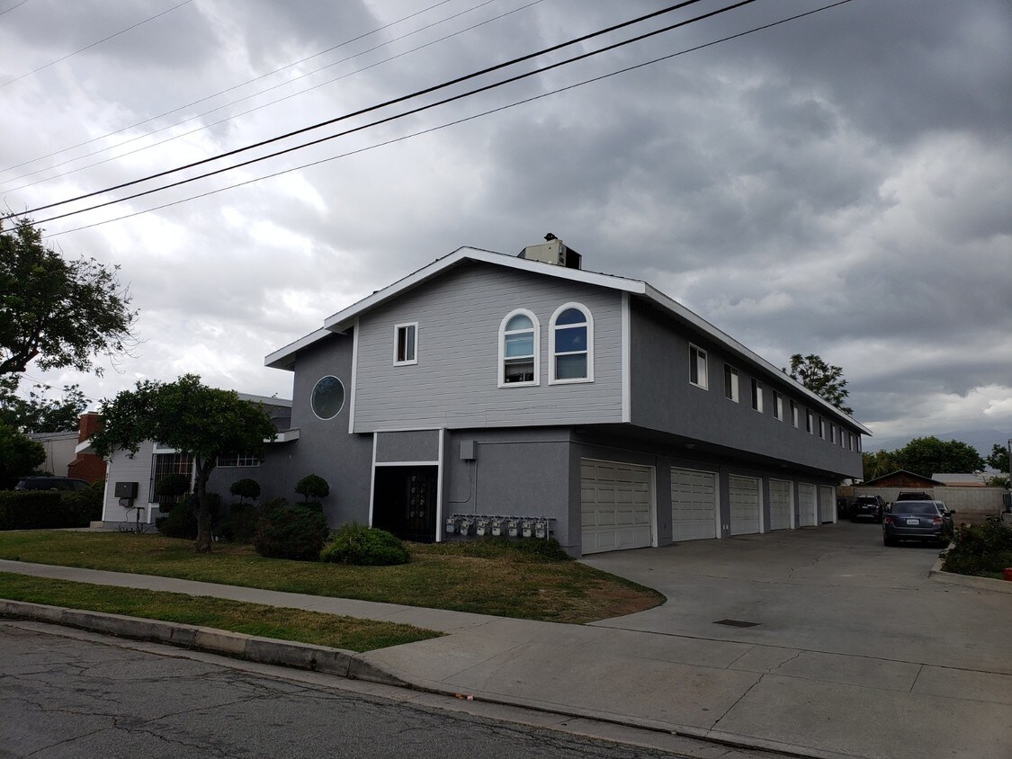 Building - 219 W Ramona Blvd