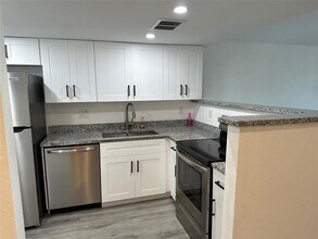 Building Photo - 3740 Inverrary Dr