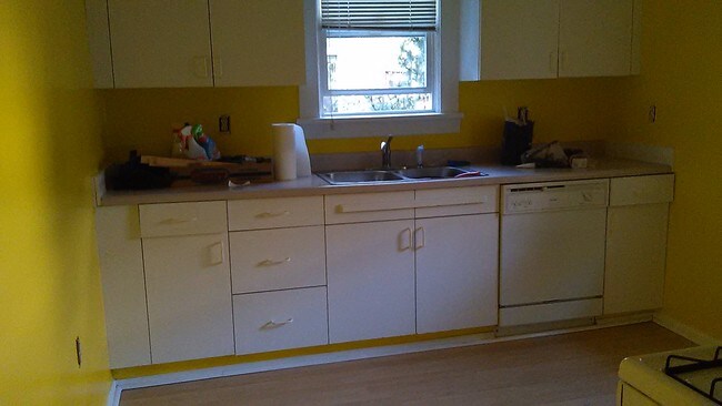 amplia cocina, habitación para una mesa pequeña - 1627 14th Ave
