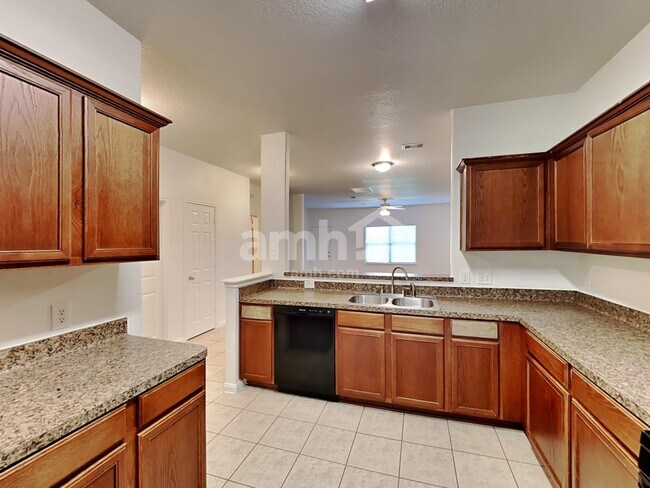 Building Photo - 914 Paradise Rd