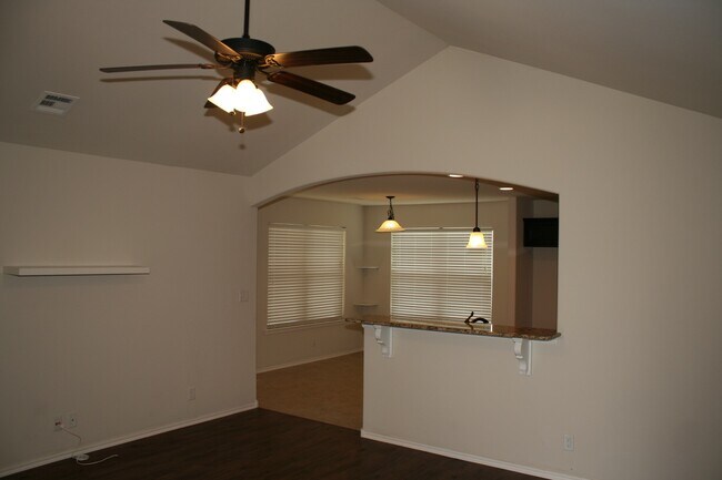 Building Photo - 3 Bed / 2 Bath in Owasso!