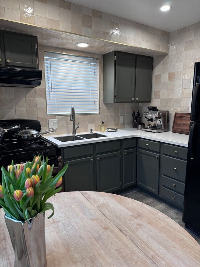 Building Photo - 335 S Grand St