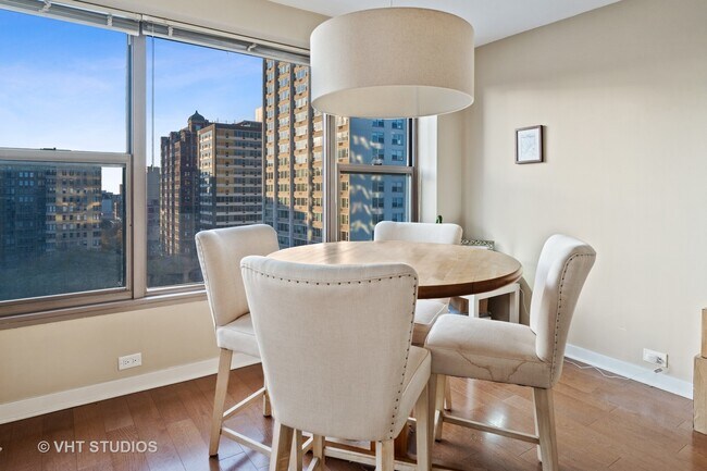 Foto del edificio - 2970 N Lake Shore Dr