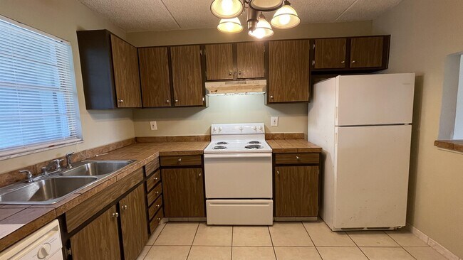 Building Photo - 2820 Somerset Park Dr