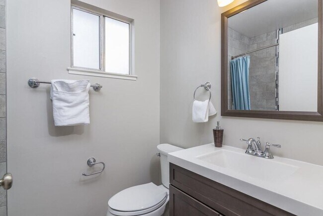 Baño de la planta baja - 3121 Alhambra Ave