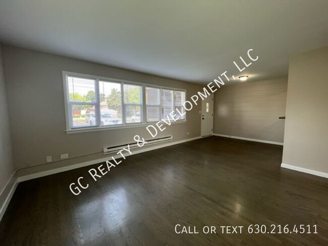 Foto del edificio - ***FRESH PAINT / REFINISHED HARDWOOD FLOOR...