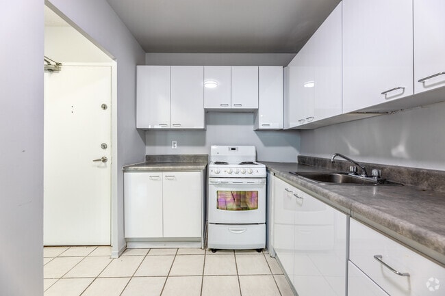 3BR, 1BA - 1,156SF - Kitchen - 1765 & 1775 Weston Rd Apartments