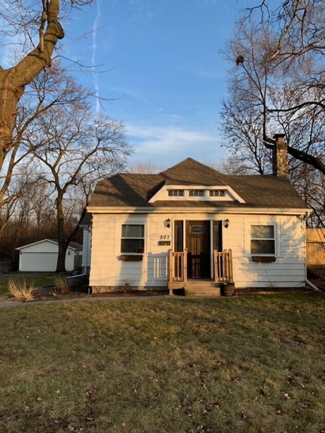 Primary Photo - Freshly Painted 4 bedroom 1 bath Home