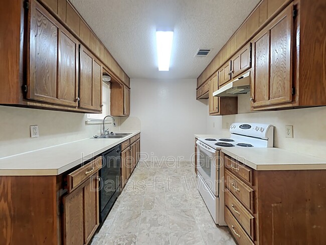 Building Photo - 6632 Redbud Dr