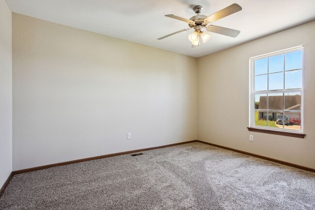 Foto del edificio - 3 Bedroom, 2 Bath, two story all electric ...