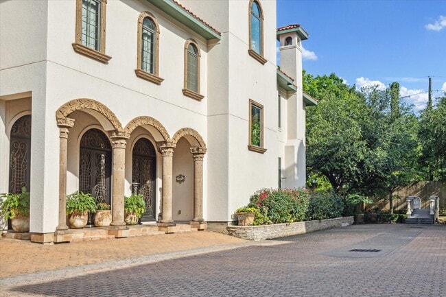 Foto del edificio - 5007 Cedar Creek Dr