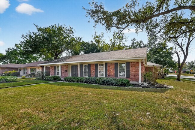 Foto del edificio - 5215 Stillbrooke Dr