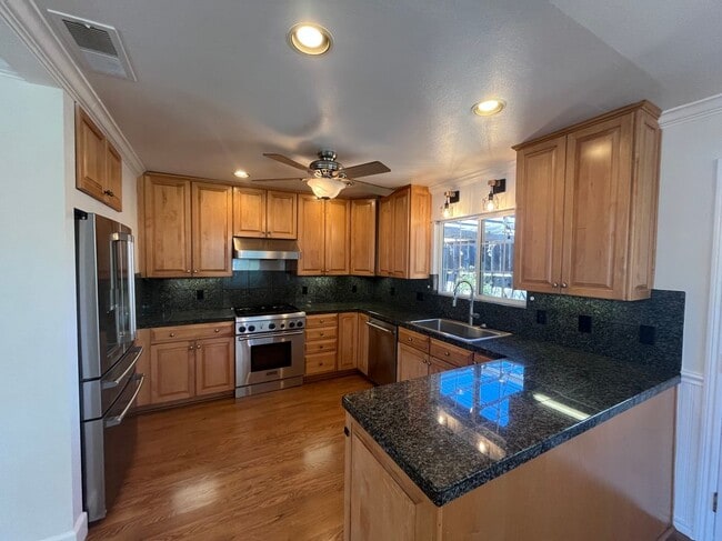 Building Photo - 1450 Carolina Dr