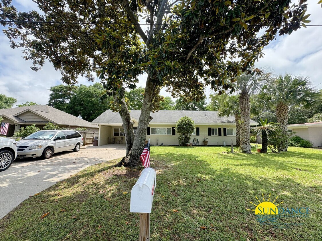 Primary Photo - Beautifully updated 3 Bedroom home in Elli...