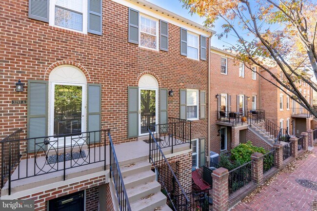 Building Photo - 3293 Sutton Pl NW