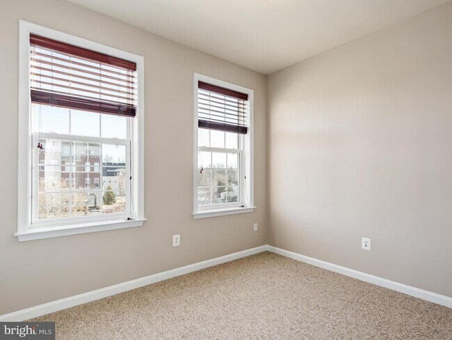 Building Photo - 43584 Hampshire Crossing Square