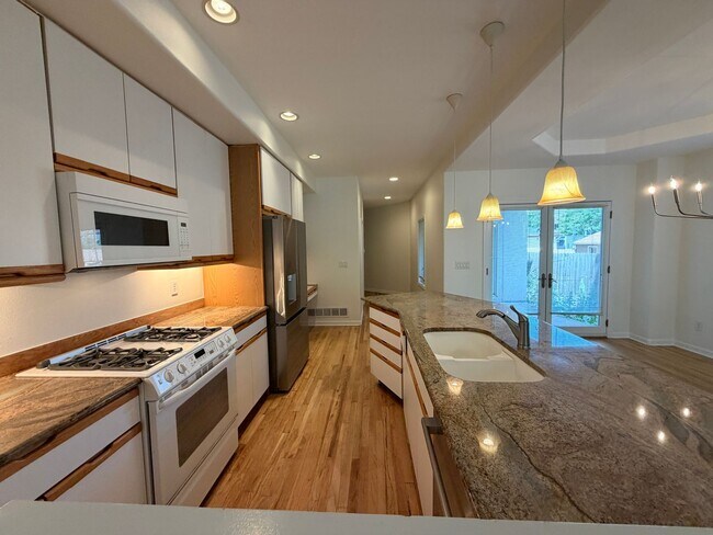 Foto del edificio - Spacious Cherry Creek Home with Dual Primary Suites & Finished Basement Apartment Potential
