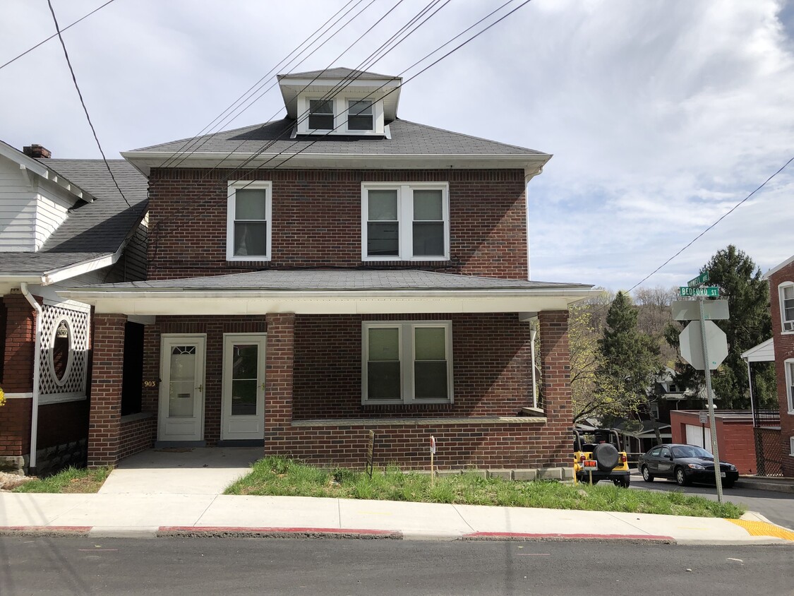 Frente de la casa apto. Puerta a la izquierda - 903 Bedford St