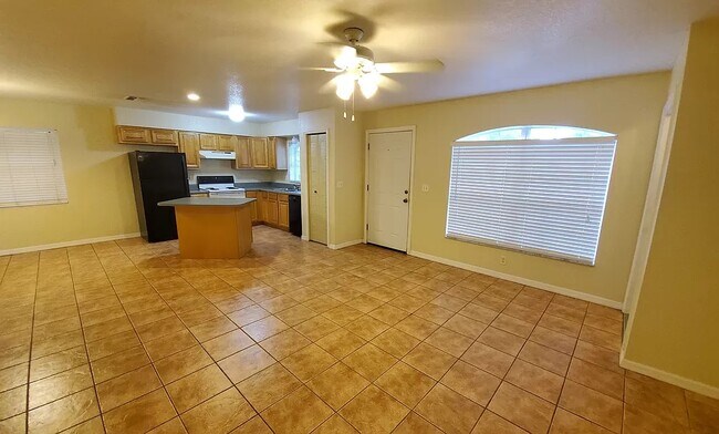 Building Photo - 3700 Vilabella Dr