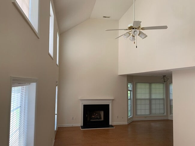 Foto del edificio - 3 BEDROOM SINGLE FAMILY HOME-2 1/2 bath~2 ...