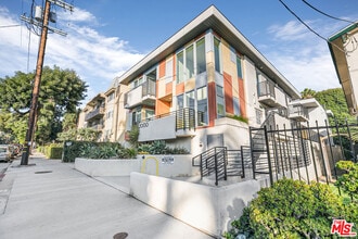 Building Photo - 2000 Beachwood Dr