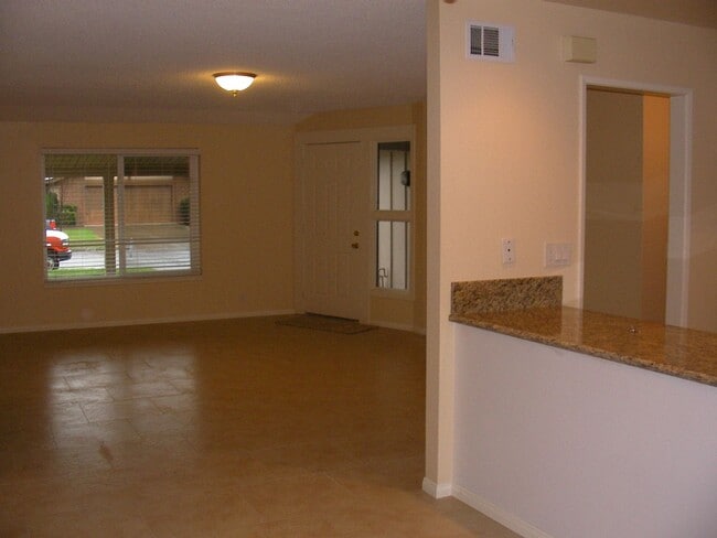 Building Photo - Remodeled Single Story House, Available 8/15/26