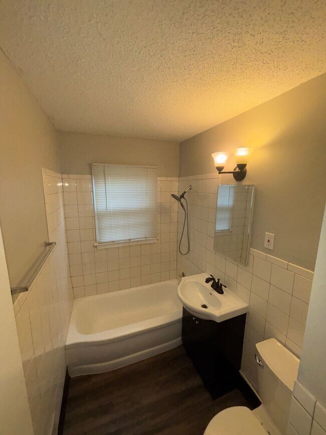 Foto del edificio - Charming 3 Bed, 1 Bath Home with 1-Car Garage in South Kansas City Location