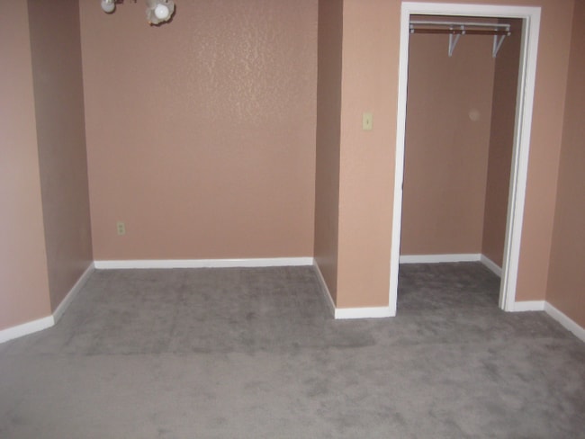 Building Photo - 1108 W 4th St