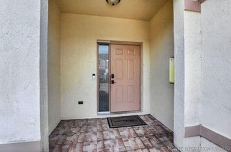 Building Photo - 2557 Riverside Dr