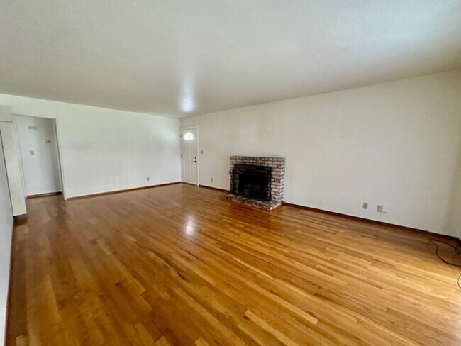 Building Photo - Move in ready home! Perfectly located on t...