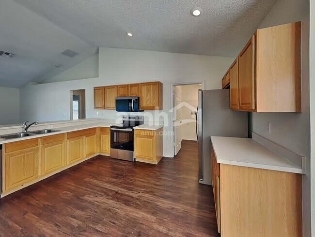 Building Photo - 1037 Sandhill St