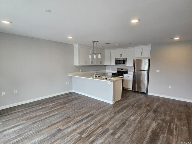 Building Photo - 221 Eastview Dr