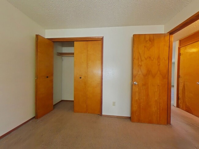 Building Photo - 2 Bedroom Apartment ~ Close to Campus