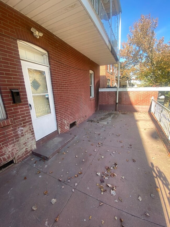 Building Photo - 121 Laurel St