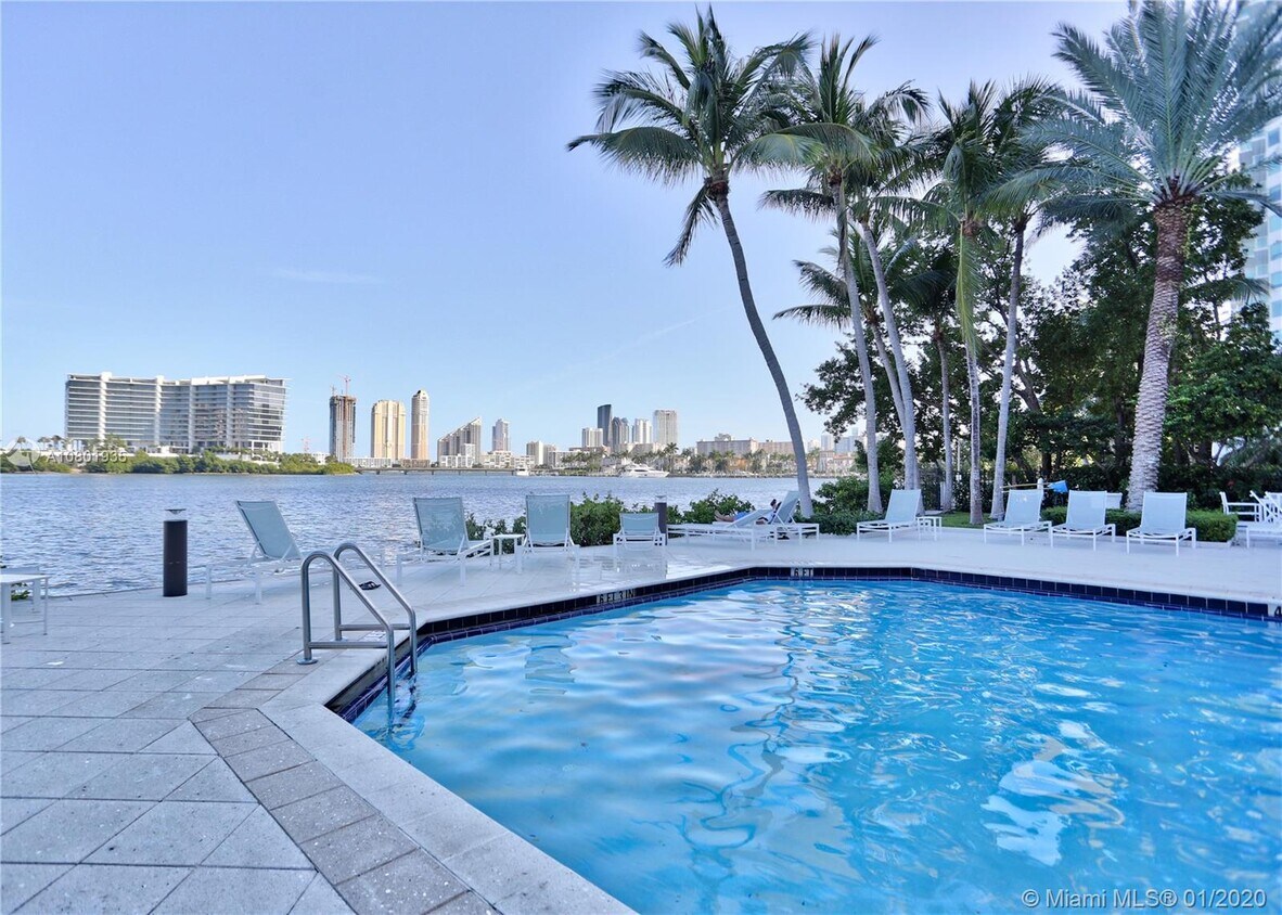 Foto principal - VILLAGE BY THE BAY CONDO