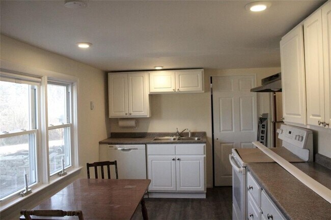 Building Photo - 7 Wayside Ct