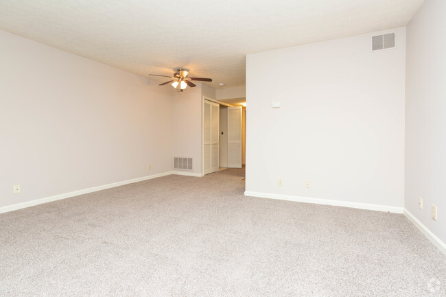 1BR, 1BA - 735 SF - Livingroom - Hurstbourne Crossings Apartments