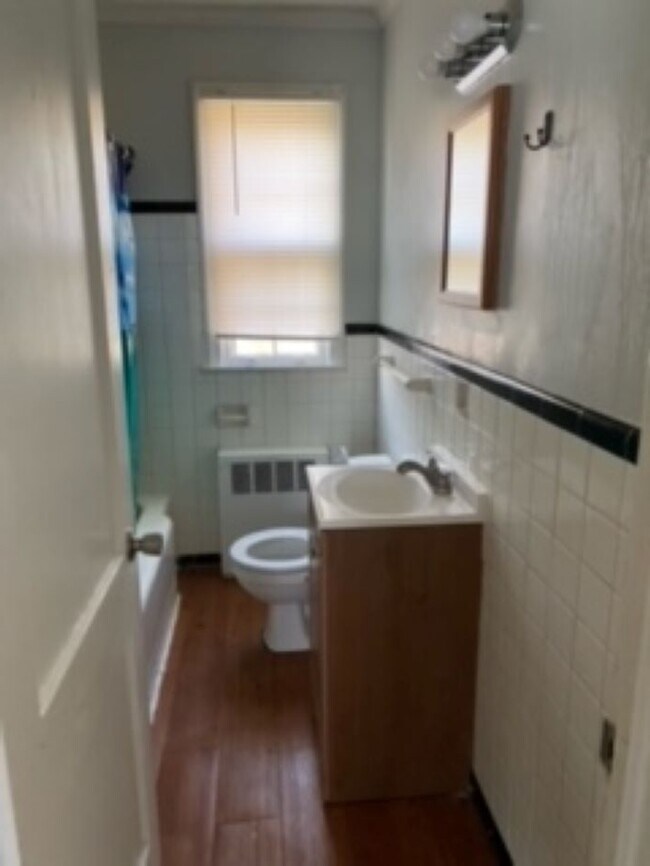 Bathroom - 1400 Roslyn Dr