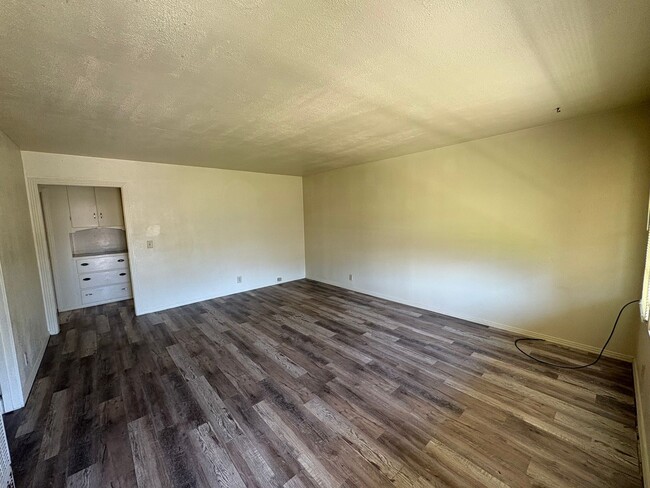 Building Photo - 4 Bed 1 Bath Home