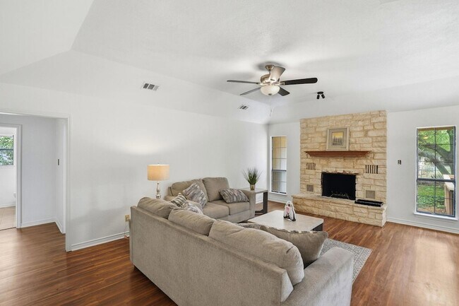 Building Photo - 306 Woodstone Dr