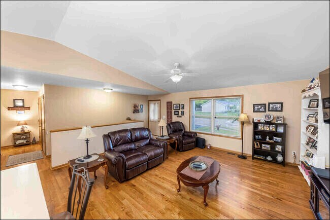 Building Photo - 723 Hedge Dr